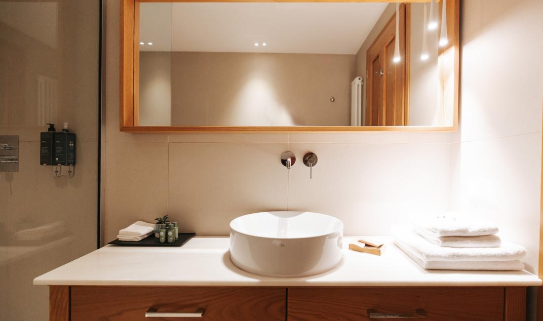 aristi junior suite bathroom