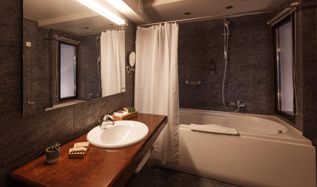 aristi superior bathroom